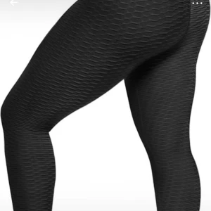 Svarta texturerade leggings - Säljer ett par svarta träning leggins med cool bikakemönstrad struktur. De är tighta och stretchiga, perfekta för träning eller chill. Hög midja som sitter skönt och formar snyggt. Materialet känns mjukt och följsamt mot kroppen.