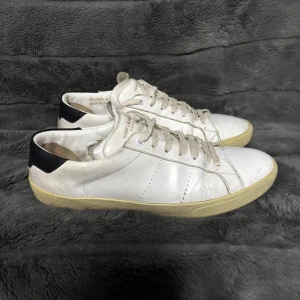 Saint Laurent skor - Hej säljer nu mina fina Saint Laurent skor i storlek 43. De är i bra skick (Lite sönder vid innerhälen på en av skorna, behöver köpas till skosulor), de kommer vara otroligt snygga på sommaren. Nypris cirka 4000kr! Vi kommer att sälja liknande produkter nu i sommar så glöm inte följa profilen!🌊