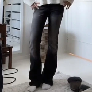 Bershka jeans  - Säljer ett par snygga bootcut jeans med tvättad look. Jeansen har låg midja och har vanliga fickor där bak. Perfekta för alla tillfällen!! Säljer för att de börjar bli lite små för mig. Jeansen är lite lite slitna längst ner, fråga för bild 💗