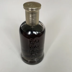 Hugo Boss mörkgrå parfymflaska - En Hugo boss parfym. 200ml, använts Max 3-4ml från den. Har låda och kvitto. Köpte den i Kanarieöarna i vintras. 