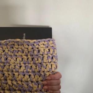 Handgjord lila och gult datorfodral - Unik datafodral i  lila och gult. Väskan har en mjuk, chunky känsla och är riktigt iögonfallande. Passar dig som vill ha något annorlunda och färgglatt i vardagen. Fodralet är stretchigt och kan därför passa flera modeller av laptops.