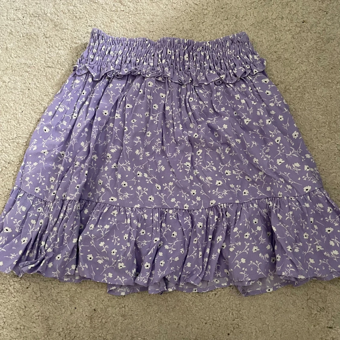 Ljuslila blommig volangkjol från Zara