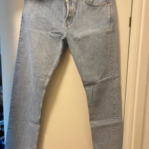 Ljusblå raka jeans från Weekday - Säljer ett par ljusblå jeans med raka ben från Weekday i grymt skick.