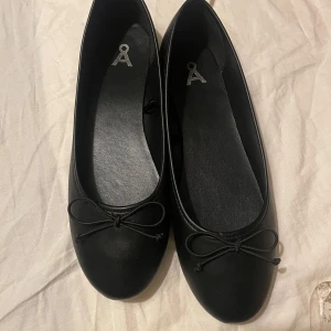 Ballerina skor - Helt oanvända ballerina skor, helt nya men utan prislapp! Var för stora för mig:(( skor sköna o stil rena