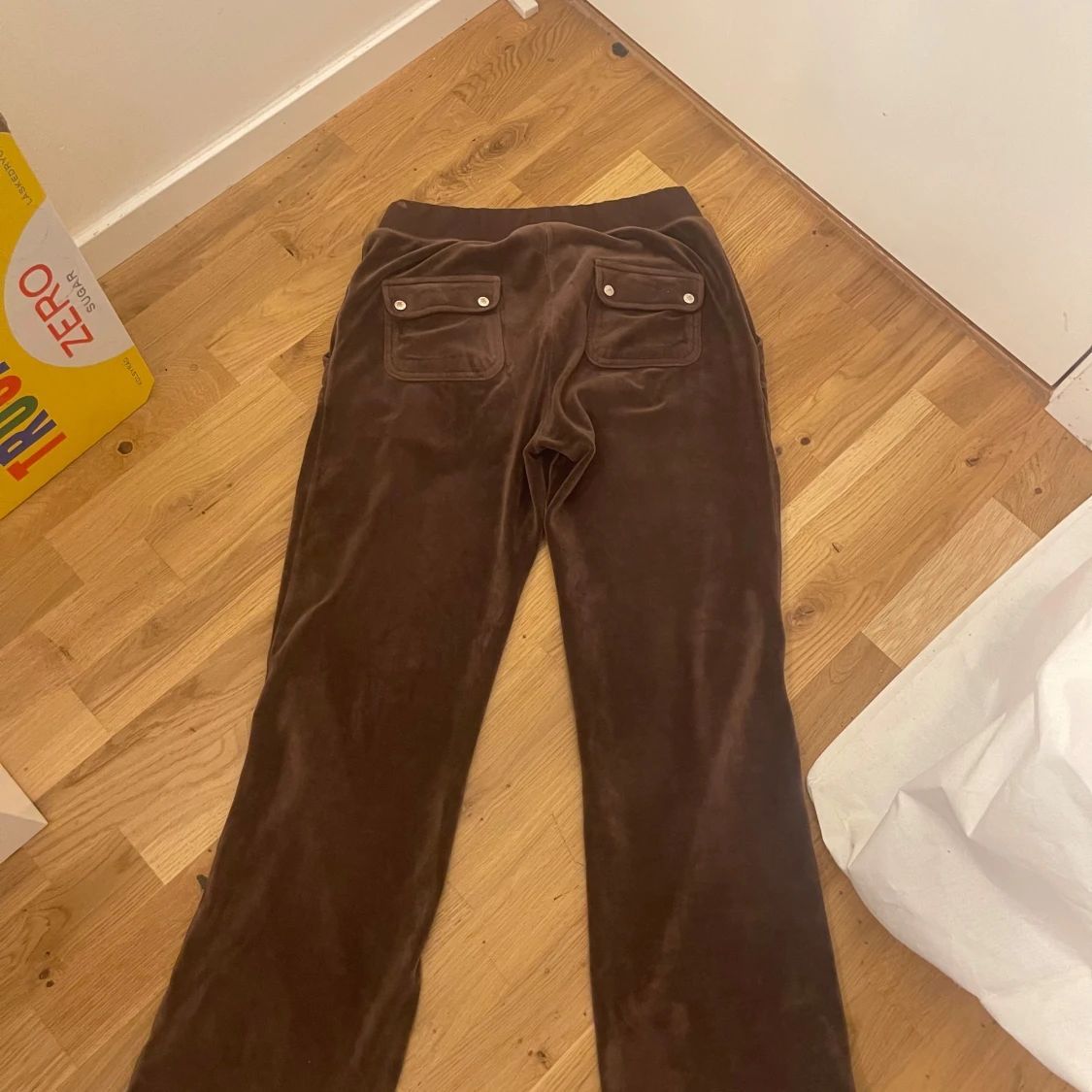 Bruna velourbyxor från Juicy Couture - 1