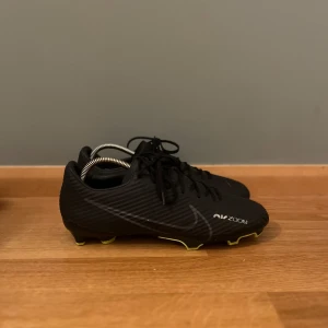 Nike fotbollsskor  - Säljer nu dessa Nike fotbollsskor i storlek 42,5. Mercurial. Skick= 8/10. Vid minst fundering är det bara att kontakta🙏🙏
