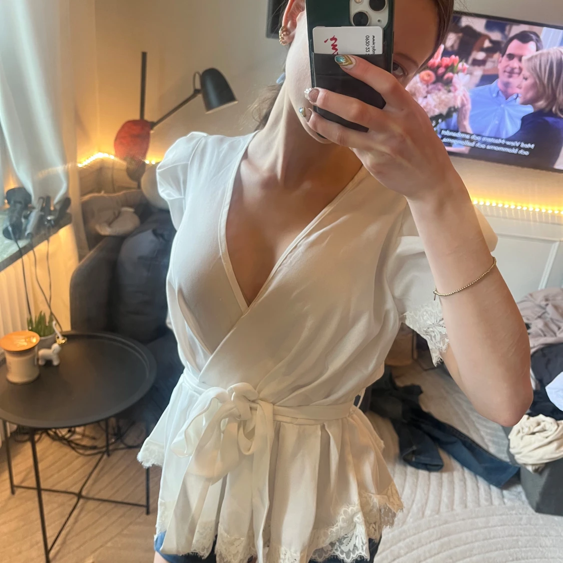 Vit blus med spets man knyter i midjan