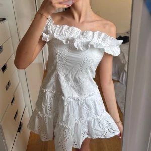 Vit offshoulder kortklänning med volang🥰 - Så himla söt off shoulder klänning, helt oanvänd🥰🥰