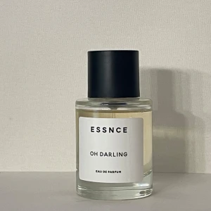 ESSNCE Oh Darling Eau de Parfum - Oh Darling från ESSNCE  Top notes are Raspberry, Lemon and Neroli; middle note is Rose; base notes are Vanilla, Amberwood and Musk.  50ml flaska se bild för mängd kvar.   