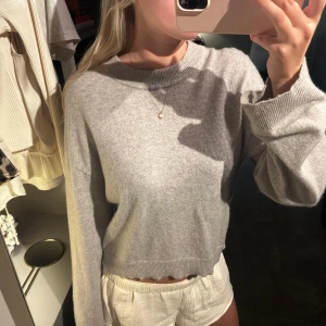 Ljusgrå cashmere tröja Soft Goat - Supermjuk ljusgrå  tröja från Soft Goat i kashmir. Tröjan har en relaxed fit med ribbade muddar och rund halsringning.🎀🌟