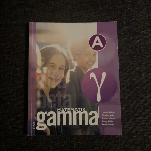 Matematik Gamma - En modern och inspirerande mattebok för dig som vill ta din matematik till nästa nivå. Perfekt för gymnasiet eller dig som vill fräscha upp dina kunskaper. Snyggt upplägg och tydliga exempel gör det lätt att hänga med.
