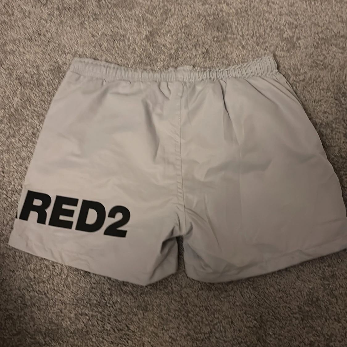 Gråa DSQUARED2 badshorts med tryck - 1