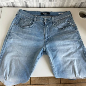 Replay anbass - Tjena, säljer mina Replay Jeans i den trendiga modellen Anbass. Storlek: 31/32 Jeansen är knappt använda, cond 9/10. Nypris: 1899kr, hör av er vid minsta intresse//Anton