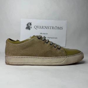 Lanvin cap toe sneaker - Lanvin Cap Toe i mocka. Färgen är en snygg beige och skicket  är 7/10 mockan är i väldigt bra skick. Storlek 42. Hör av dig i chatten om du har fler frågor! 🫡