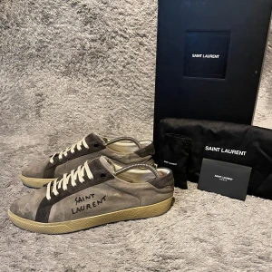 Saint Laurent skor  - Tja säljer dessa stilrena yves saint laurent som är i en unik och tvärfet modell. Dessa är i storlek 42 men passar även 43, med skorna tillkommer allt og så som box, dustbag, kort och snören. Hör av dig vid minsta fråga eller fundering🙌
