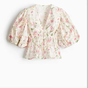 Blus från H&M - Säljer nu denna superfina och populära blus från H&M som är helt slutsåld😍 Den är helt oanvänd med prislappen kvar🙌🏻 Den är i storlek M men passar även S! Hör av dig om du är intresserad eller vill se bilder💕