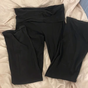 Yoga pants - Jättesnygga svarta fold över yoga pants från Gina i storlek L, säljer eftersom de är för stora för mig🥰