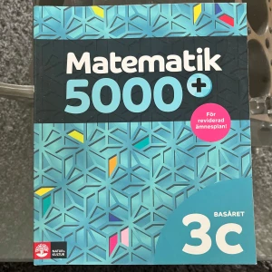 Matematik 5000+ 3c Basåret - Boken är anpassad för den reviderade ämnesplanen och hjälper dig att klara kursen 3c. Köpt ny 2024 för 600kr, säljs för 300kr