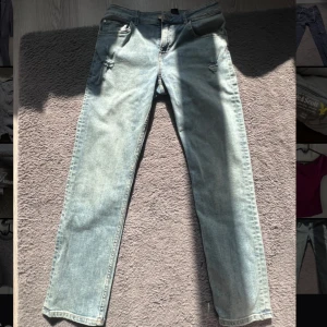 Slim fit ljusblå jeansbyxor - Slim fit jeansbyxor i ljusblå denim med lätt slitna detaljer vid fickorna. Storlek 158🩵
