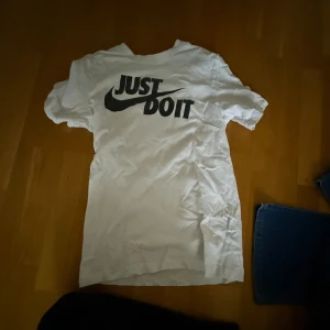 T-shirts, tröjor - Säljer lite olika T-shirts och tröjor, alla 6 för 180kr eller 50kr st. Storlekarna är mellan S-M men passar mig som vanligtvis har S