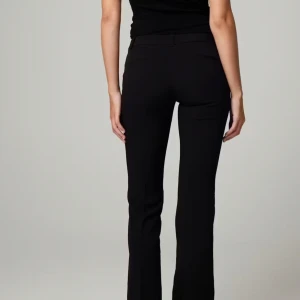 Svarta kostymbyxor med bootcut - Snygga svarta kostymbyxor med bootcut-snitt och klassisk passform. Byxorna har hällor för bälte och diskreta fickor, perfekta för en clean och stilren look. Materialet är slätt och känns bekvämt mot huden.