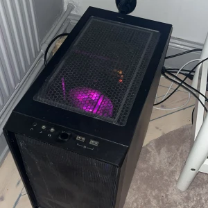 stationär gaming dator - Säljer min gaming dator som jag haft i ett något år nu. Datorn fungerar jätte bra och uppnår mellan 100-300 fps på majoriteten av spelen, de flesta fås orienterade speelen som CS-GO etc brukar den ligga stabilt runt 200 fps. Datprn har specsen  Intel(R) Core(TM) i5-9400F CPU @ 2.9 GHz Ram- 16 GB NVIDIA GeForce GTX 1660 Super  I köpet ingår även en skärm som ligger på 144hz en logitech mus och om man vill kan man även få gaming tangentbordet däremot saknas 4 knappar på tangentbordet.
