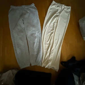 Grå mjukisbyxor & vita wide byxor - Gråa är från new yorker och de vita är från Gina, båda i storlek S och båda för 100kr