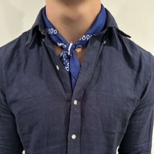 Scarf - Hej!! Säljer denna riktigt snygga scarfen som är perfekt nu till sommarn, skick 10/10 inplastade har flera av samma färg om ni är intresserade så kan ni få rabbat om ni köper flera🙌 liknar John Henric scarfs där ny pris är 450 och här får ni för bara 149🔥🔥