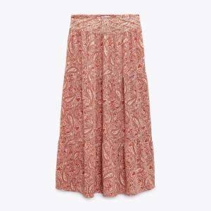 Zara långkjol  - Flowig långkjol i rosa med paisleyinspirerat mönster. Storlek M men passar oxå S. Super bra skick då den aldrig riktigt blev använd. Pris går absolut att diskutera! Kom med prisförslag🤗har lagt upp den på nytt på min profil för fri frakt 