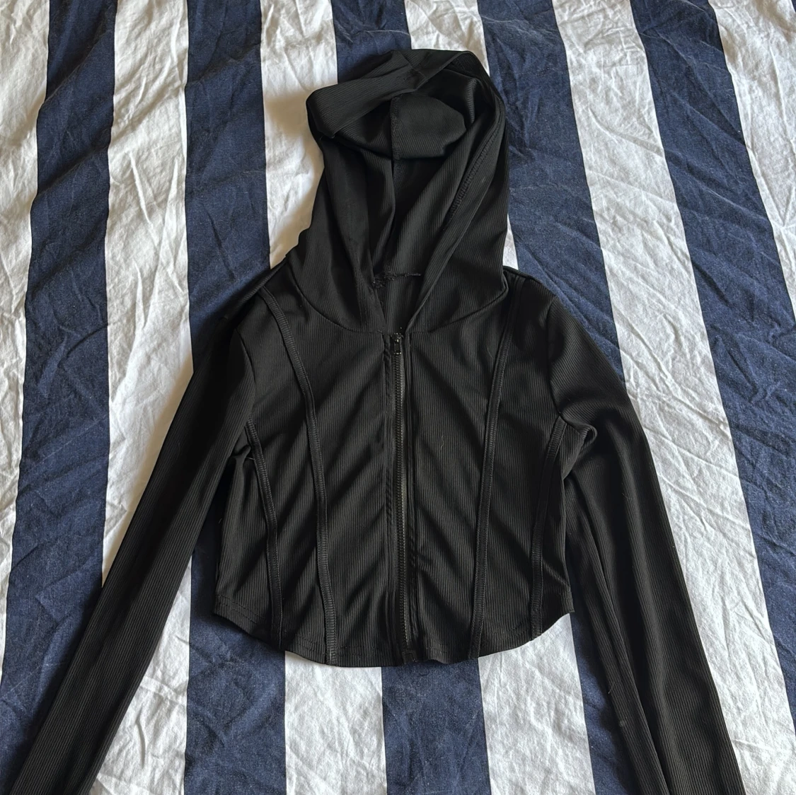 Svart croppad hoodiejacka med dragkedja