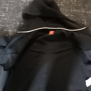 Nike tech hoddie (storleken är XL i junior storlek) - Nike tech hoddie säljer för den kommer inte till användning fick den i julas men har inte haft den mycket alls pris kan diskuteras.