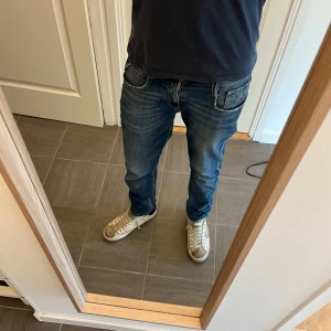 Replay jeans - Säljer mina gamla favorit jeans pga de börjar bli små! De har en sjukt snygg fade och sitter skitbra längs benen. De är i storlek: W28 L30. Har inga defekter eller skador! Om det är något du funderar över kontakta bara mig👋