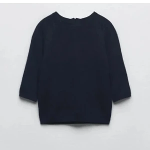 Mörkblå stickad tröja med trekvartsärm - Säljer min jättefina mörkblåa stickade tshirt från zara som inte längre finns att köpa.💗 300kr+frakt(nypris 400kr) aldrig använd!