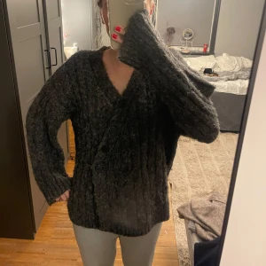 Grå kofta från Zara - Mysig grå kofta från Zara i en härlig stickad kvalitet. Den har en v-ringad design med knappar framtill och långa ärmar. Perfekt för kyliga höst- och vinterdagar. Passar både till vardags och mysiga hemmakvällar. 🌟🩷