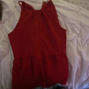 Röd top från Anna Field - Supersöt röd top från Anna field!