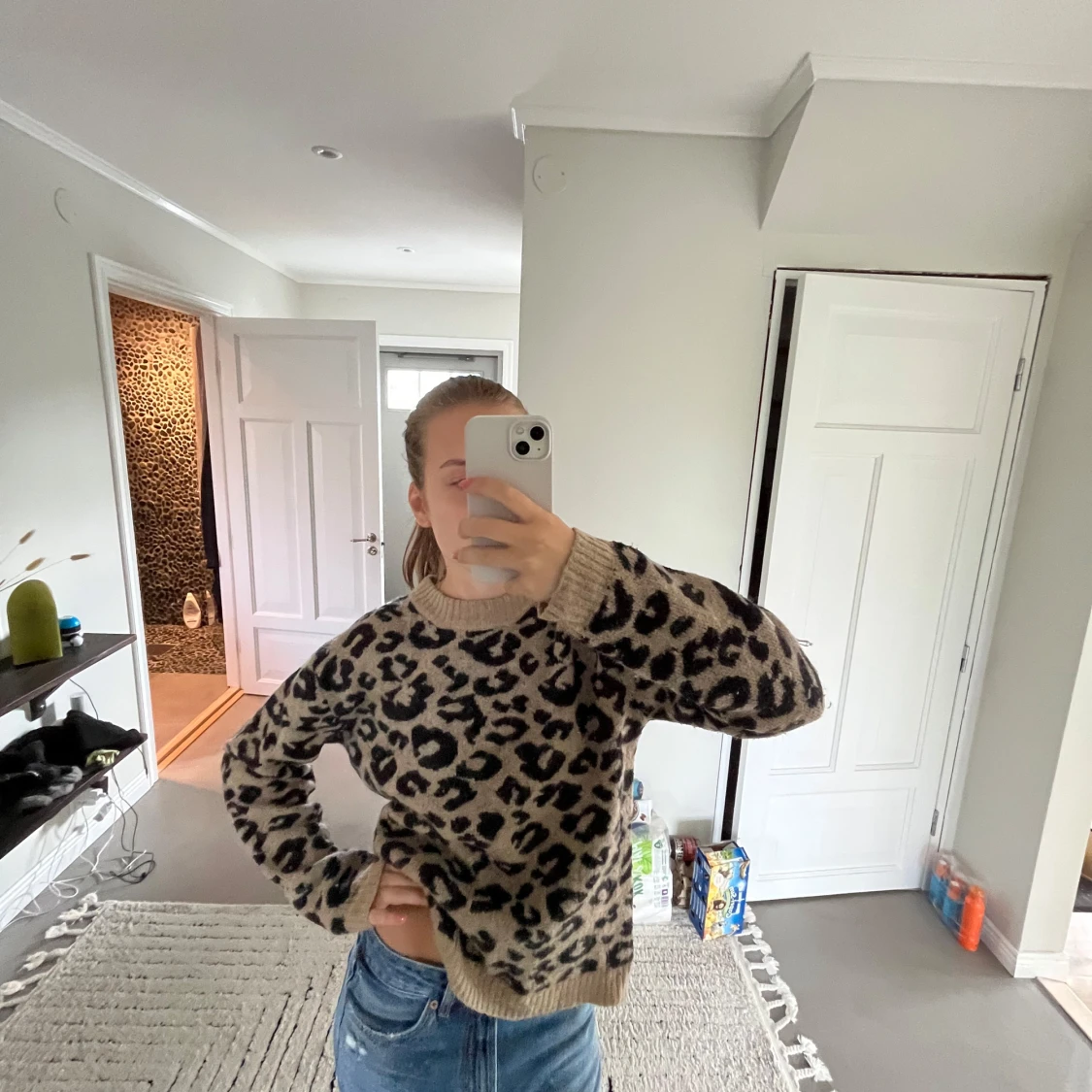 Beige leopardmönstrad stickad tröja - 2