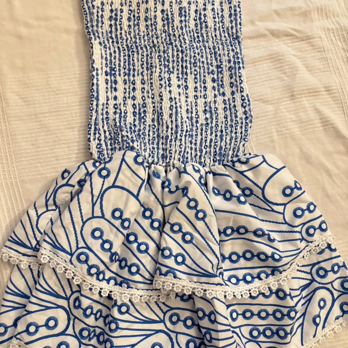 Vit och blå kortklänning med spets - 1