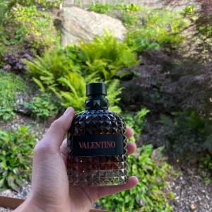 Valentino Eau de Parfum 100ml - Valentino coral fantasy, funkar året runt med en riktigt god doft rekommenderar starkt🔥 stort sätt full👍