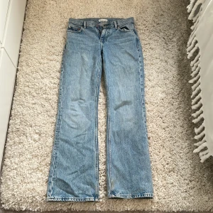 Ljusblå bootcut jeans från Zara - Säljer ett par ljusblå jeans från Zara i bootcut/straight modell. Aldrig använda. Kommer ej till användning 💗