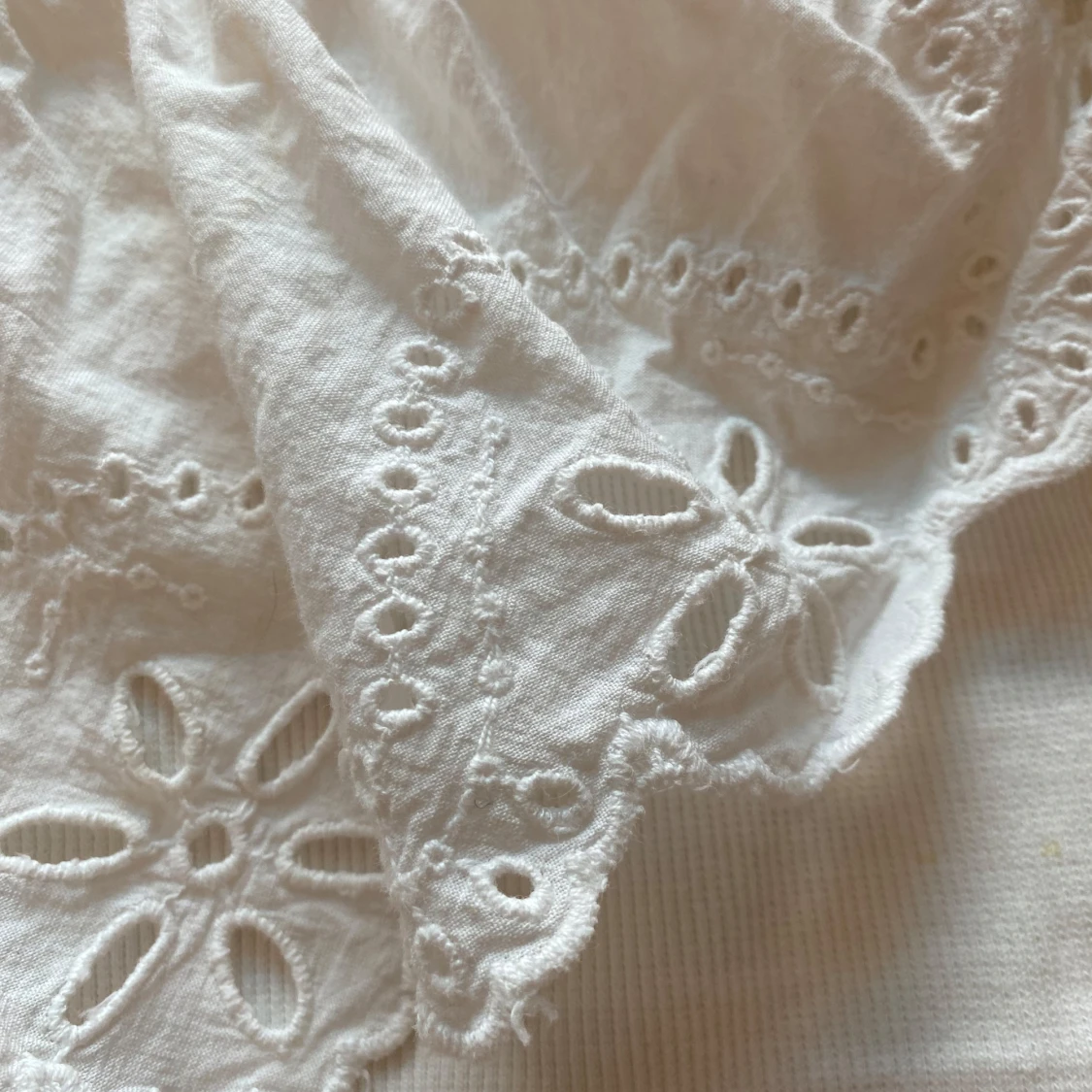 Vit oneshoulder topp med volang - 2