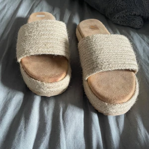 Beiga sandaler🤍 - Snygga beiga sandaler med breda band i stickad jute och mjuk innersula. Platåsulan ger extra höjd och en trendig look. Perfekta för varma dagar och passar till både jeans och klänning. Jag vet inte vilken storlek de är i, men de är för små på mig som har 37 annars, men skulle gissa är de är i 35-36. Skriv om frågor🫶🏻