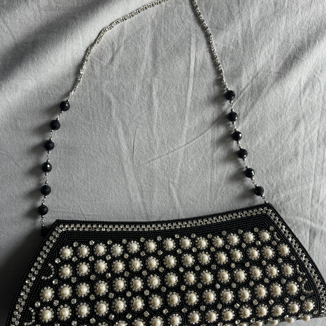 Svart kuvertväska med pärlor och kedja