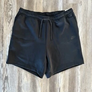 Svarta shorts från Nike med snörning - Svarta shorts från Nike med diskret logga på vänster ben. De har elastisk midja med snörning och är tillverkade i mjukt syntetmaterial. Perfekta för träning eller chill. Klassisk loose passform och enkel design.