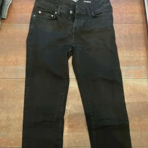 Svarta slimfit jeans från dressman - Dessa jeans har en liten små hål 