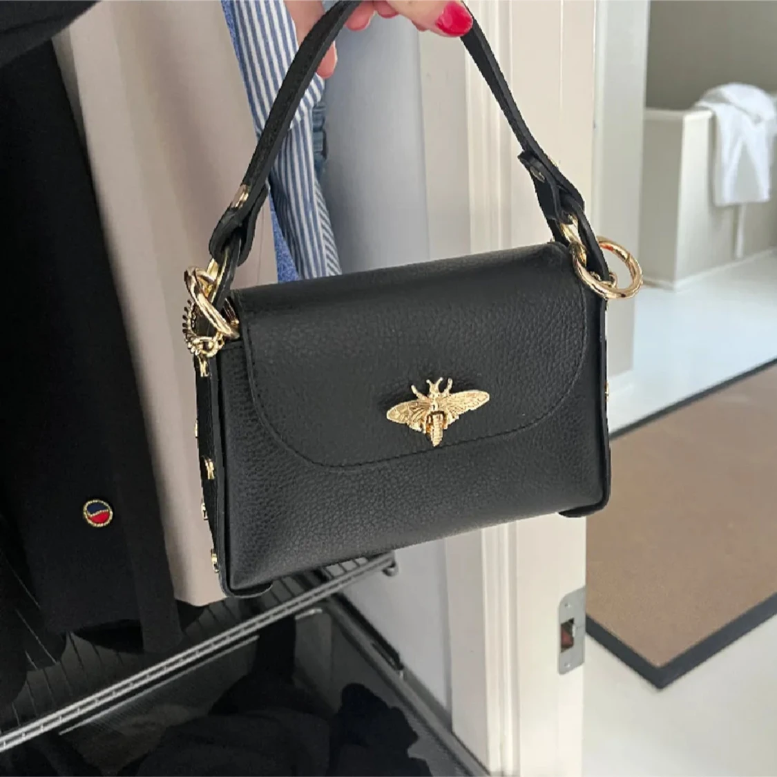Svart handväska med gulddetaljer - 1