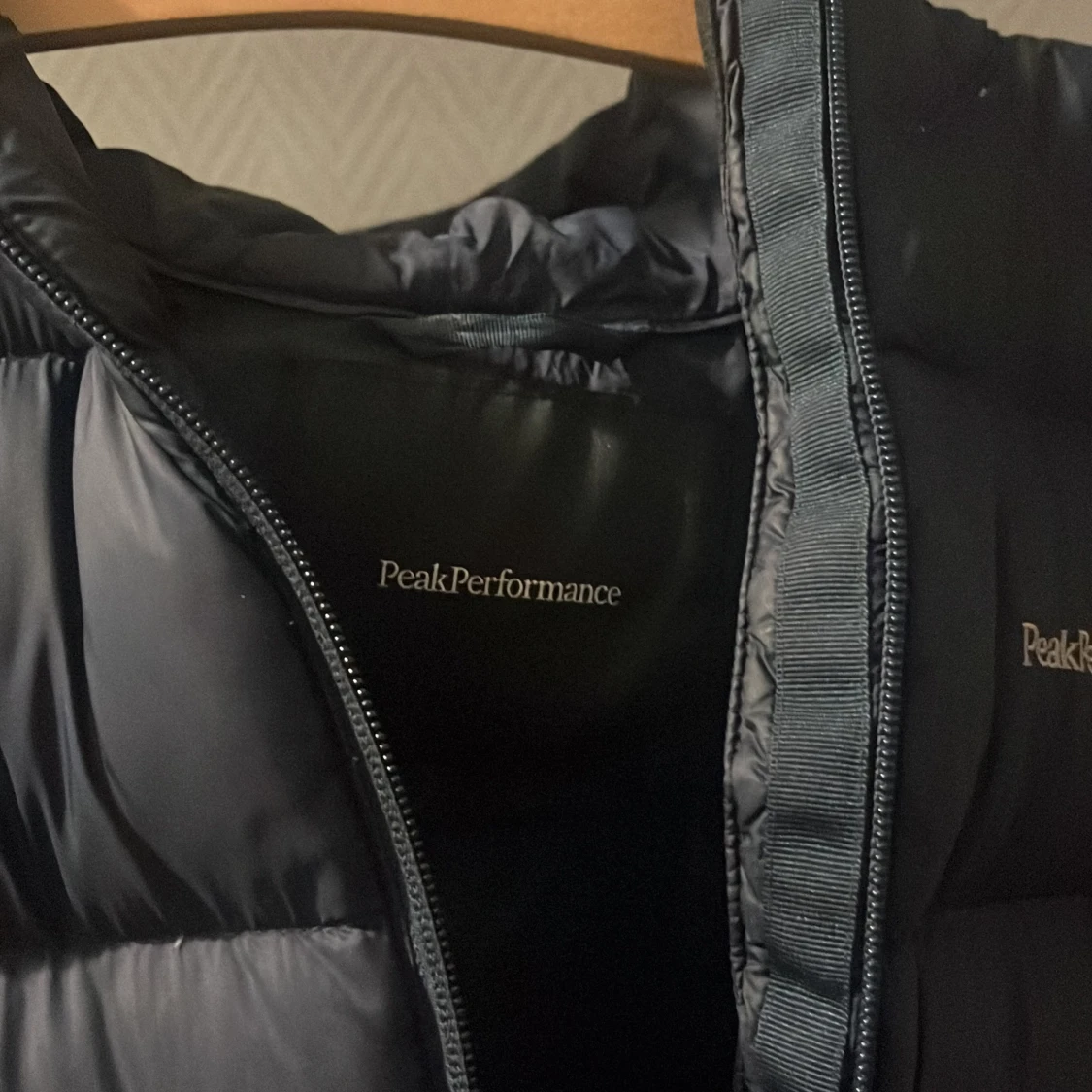 Mörk blå dunjacka Peak Performance - 1