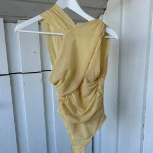 Gul body från zara - gum helt ny och oanvänd body från zara! Storlek S💛