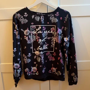 Blommig svart tröja Lindex - Säljer min fina svarta långärmad tröja från Lindex med blommigt mönster! 💞💞