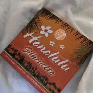 W7 bronzerpalett - Säljer en W7 Honolulu Silhouette bronzer & contour palette med fyra matta puder i olika bruna och beige nyanser. Paletten har en spegel på insidan och tropisk design på förpackningen.🧡🌴