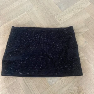 Svart glittrig minikjol från Zara - Supersnygg svart glittrig minikjol från Zara med 